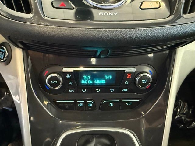 Ford C-Max Energi Vehicle Full-screen Gallery Image 15