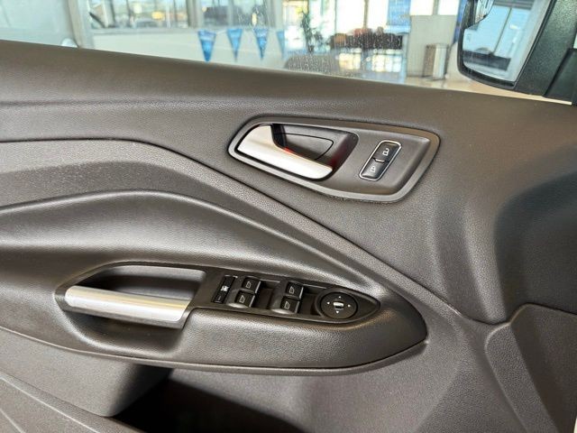 Ford C-Max Energi Vehicle Full-screen Gallery Image 19