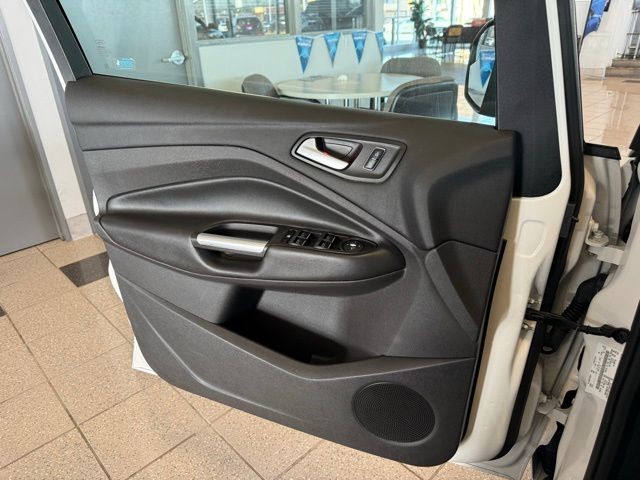 Ford C-Max Energi Vehicle Full-screen Gallery Image 20