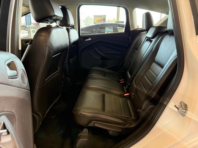 Ford C-Max Energi Vehicle Full-screen Gallery Image 21