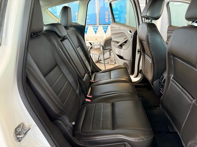 Ford C-Max Energi Vehicle Full-screen Gallery Image 23