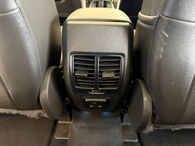 Ford C-Max Energi Vehicle Full-screen Gallery Image 24