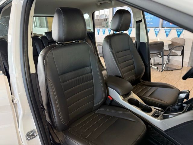 Ford C-Max Energi Vehicle Full-screen Gallery Image 26