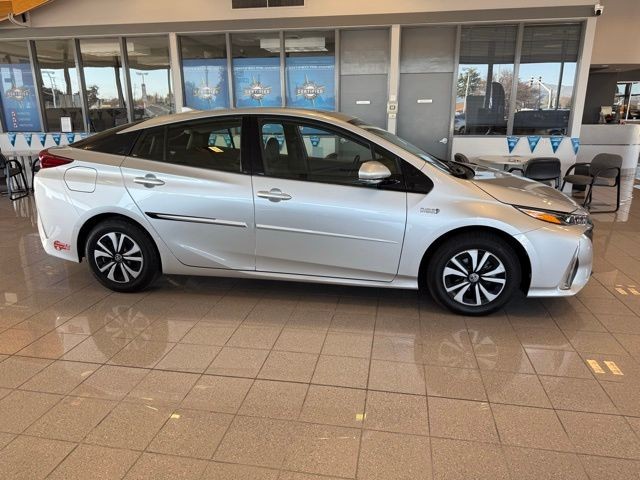 Toyota Prius Prime Vehicle Full-screen Gallery Image 02