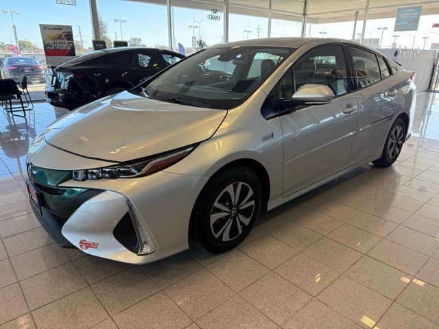 Toyota Prius Prime Vehicle Full-screen Gallery Image 06