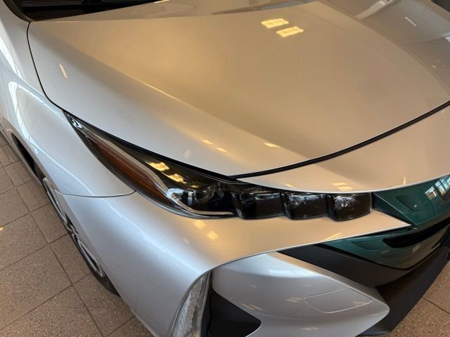 Toyota Prius Prime Vehicle Full-screen Gallery Image 09