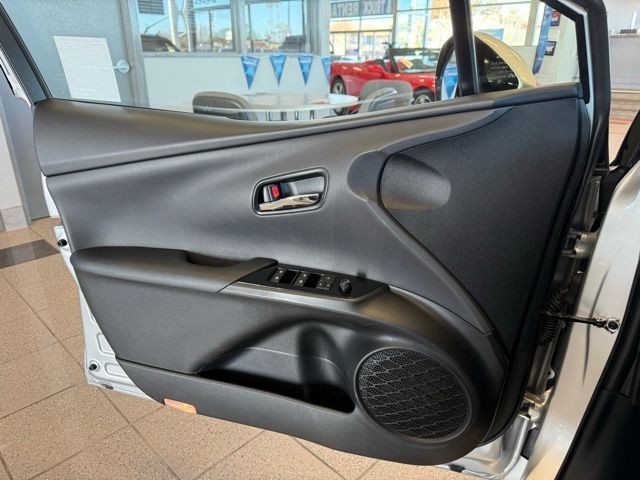 Toyota Prius Prime Vehicle Full-screen Gallery Image 19