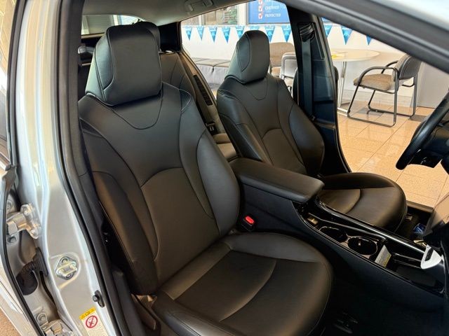 Toyota Prius Prime Vehicle Full-screen Gallery Image 24