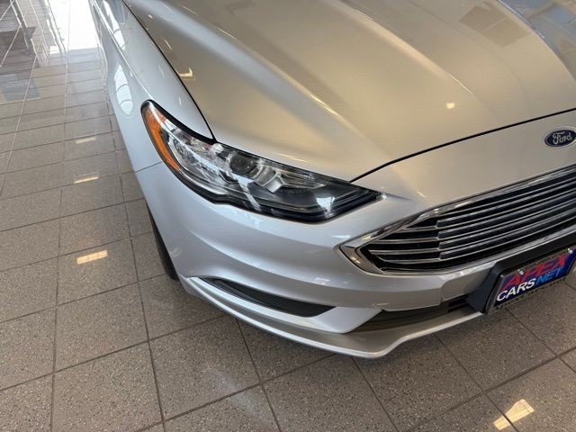 Ford Fusion Vehicle Full-screen Gallery Image 08