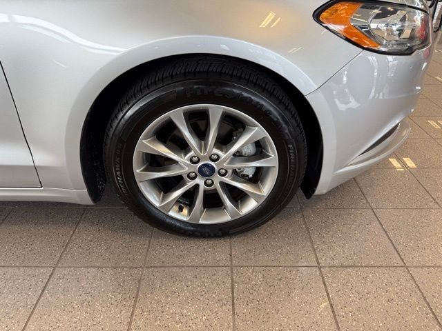 Ford Fusion Vehicle Full-screen Gallery Image 10