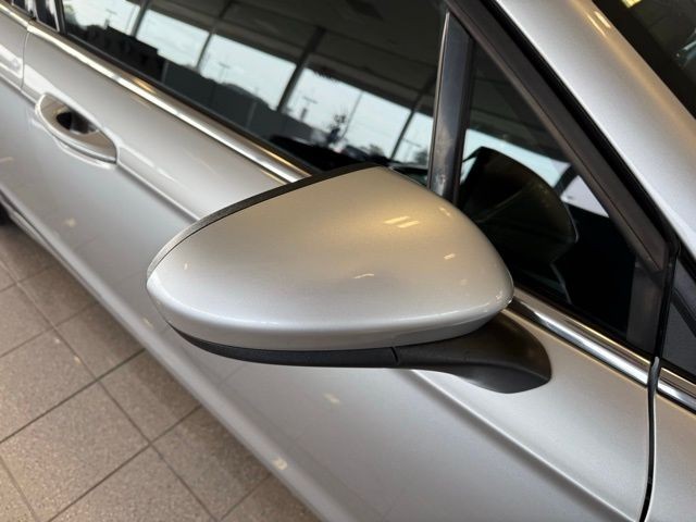 Ford Fusion Vehicle Full-screen Gallery Image 11