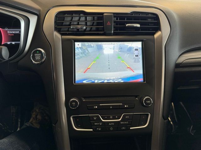 Ford Fusion Vehicle Full-screen Gallery Image 15