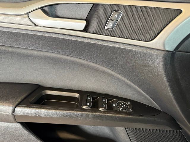 Ford Fusion Vehicle Full-screen Gallery Image 19