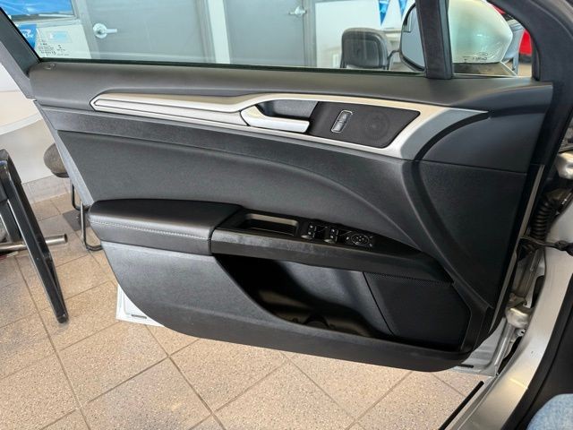 Ford Fusion Vehicle Full-screen Gallery Image 20