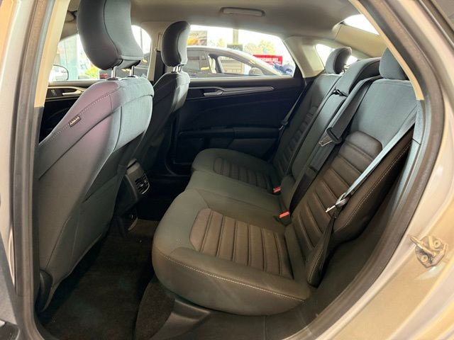 Ford Fusion Vehicle Full-screen Gallery Image 21