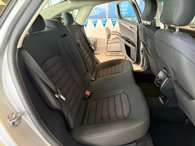 Ford Fusion Vehicle Full-screen Gallery Image 23