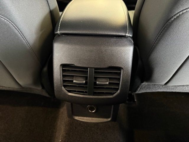 Ford Fusion Vehicle Full-screen Gallery Image 24