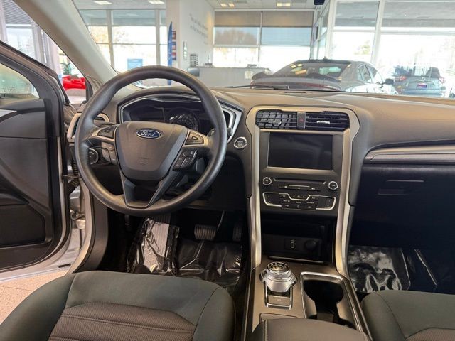 Ford Fusion Vehicle Full-screen Gallery Image 25