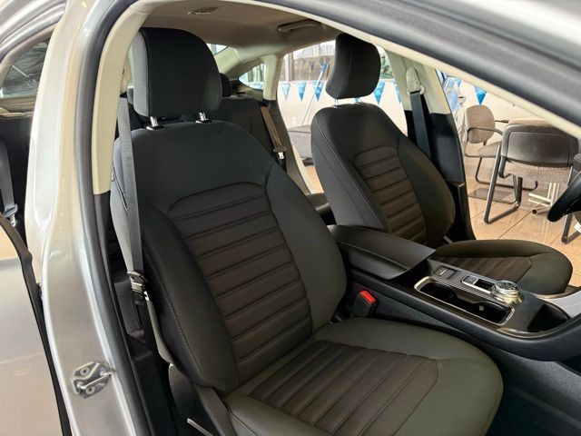 Ford Fusion Vehicle Full-screen Gallery Image 26