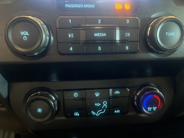 Ford Super Duty F-250 SRW Vehicle Full-screen Gallery Image 25