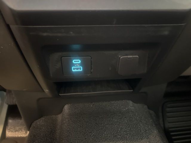 Ford Super Duty F-250 SRW Vehicle Full-screen Gallery Image 26