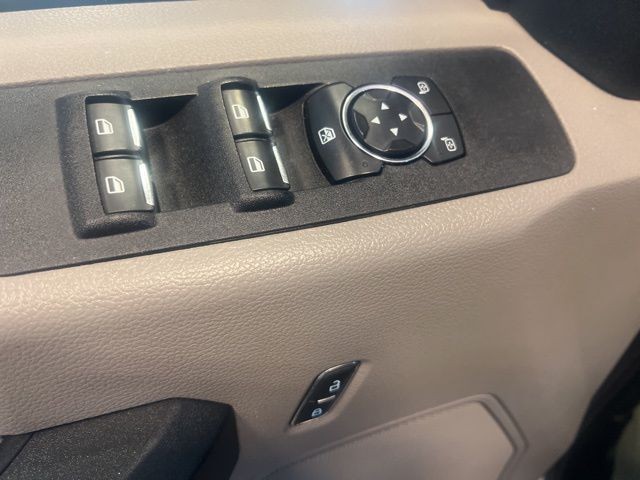 Ford Super Duty F-250 SRW Vehicle Full-screen Gallery Image 27