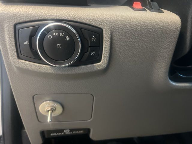 Ford Super Duty F-250 SRW Vehicle Full-screen Gallery Image 28