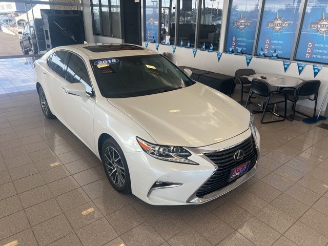 Lexus ES Vehicle Full-screen Gallery Image 02