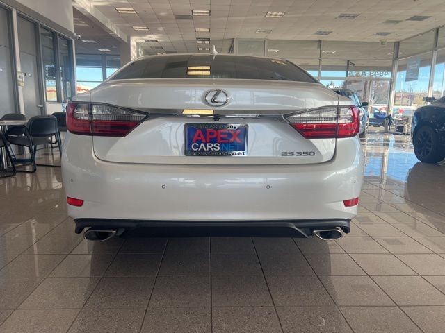 Lexus ES Vehicle Full-screen Gallery Image 08