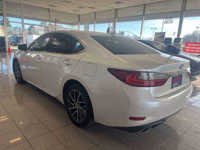 Lexus ES Vehicle Full-screen Gallery Image 11