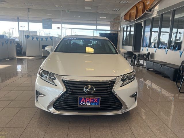 Lexus ES Vehicle Full-screen Gallery Image 17