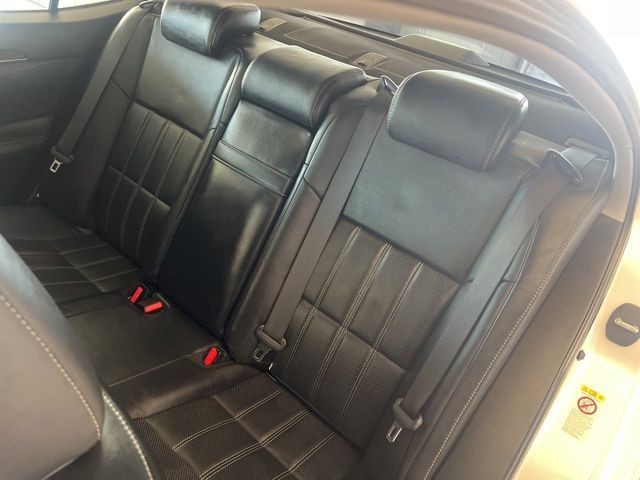 Lexus ES Vehicle Full-screen Gallery Image 20