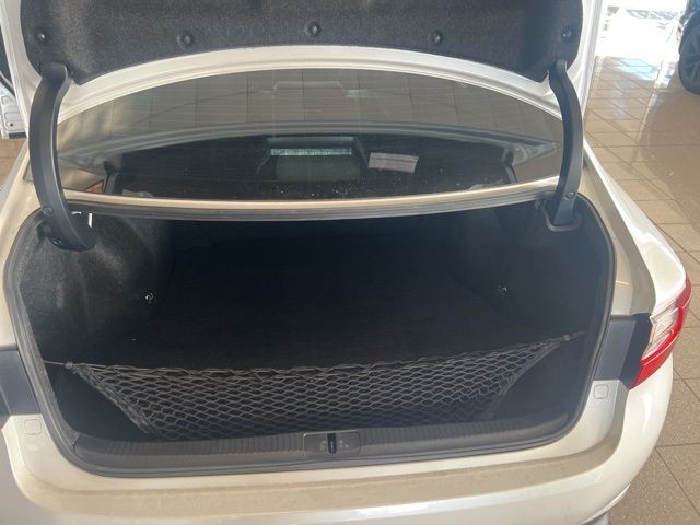 Lexus ES Vehicle Full-screen Gallery Image 21