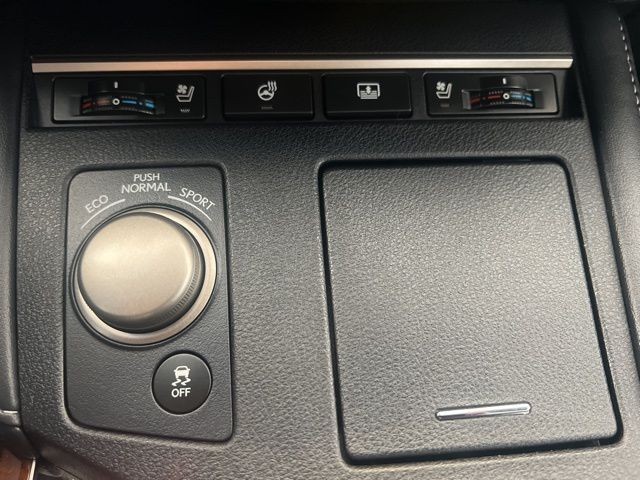 Lexus ES Vehicle Full-screen Gallery Image 30