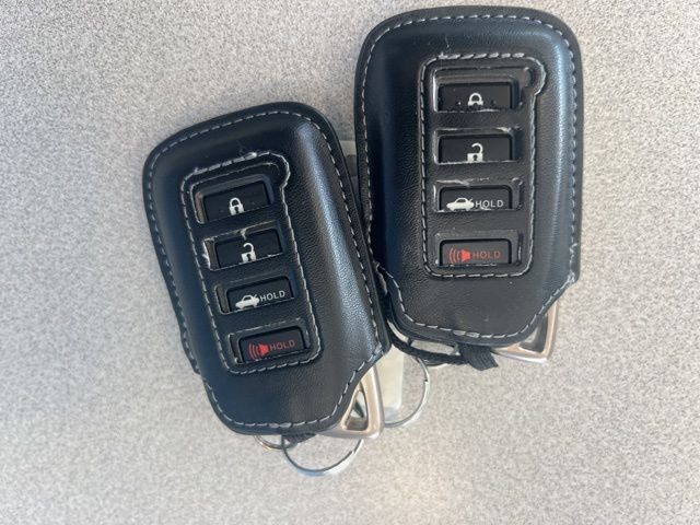 Lexus ES Vehicle Full-screen Gallery Image 40