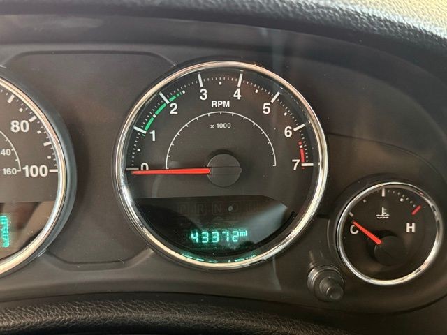 Jeep Wrangler Vehicle Full-screen Gallery Image 12