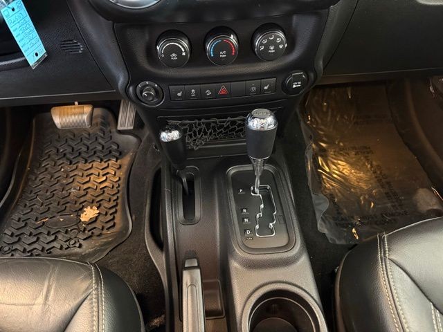 Jeep Wrangler Vehicle Full-screen Gallery Image 15