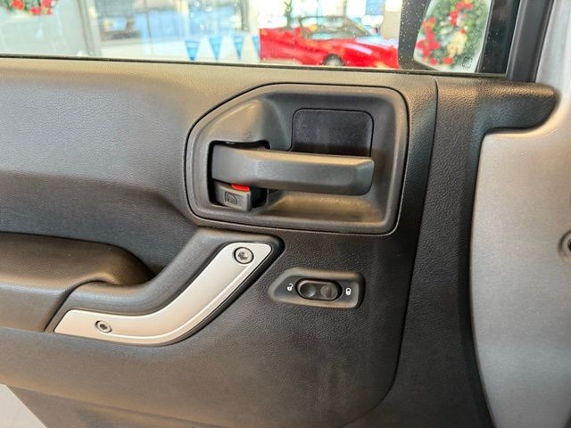 Jeep Wrangler Vehicle Full-screen Gallery Image 18