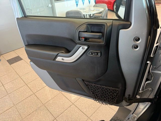 Jeep Wrangler Vehicle Full-screen Gallery Image 19