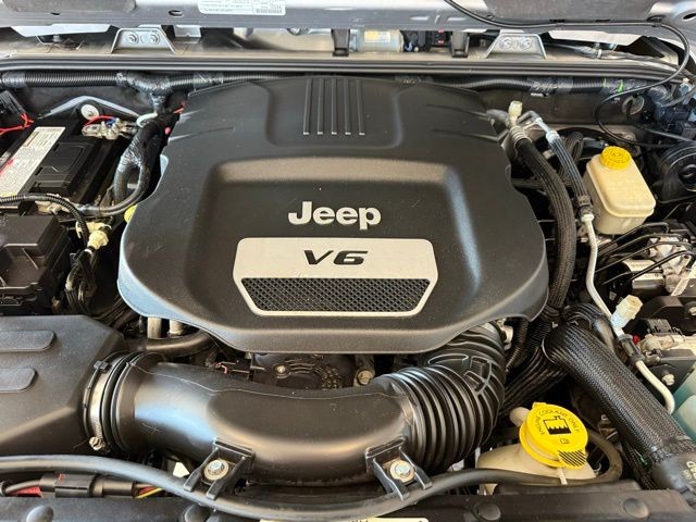 Jeep Wrangler Vehicle Full-screen Gallery Image 26