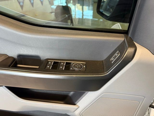 Ford F-150 Vehicle Full-screen Gallery Image 19