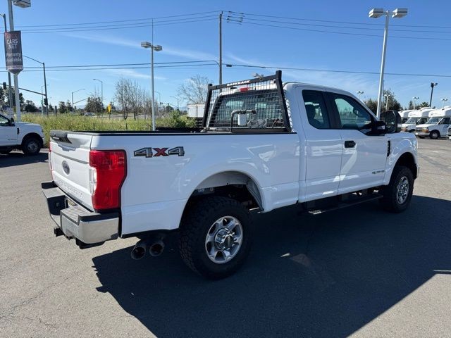 Ford F-350SD Vehicle Full-screen Gallery Image 03