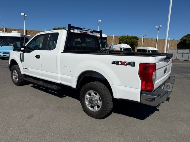 Ford F-350SD Vehicle Full-screen Gallery Image 05