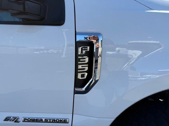 Ford F-350SD Vehicle Full-screen Gallery Image 13