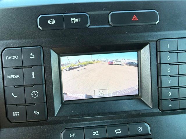 Ford F-350SD Vehicle Full-screen Gallery Image 16