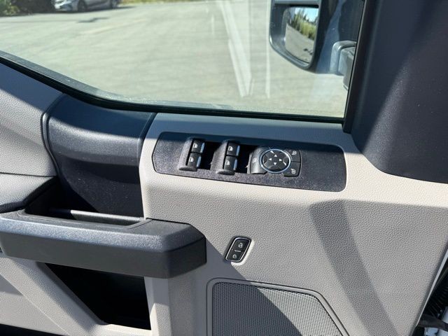 Ford F-350SD Vehicle Full-screen Gallery Image 20