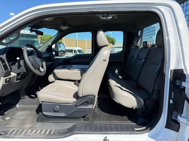 Ford F-350SD Vehicle Full-screen Gallery Image 23