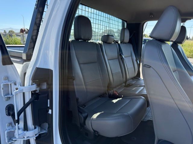 Ford F-350SD Vehicle Full-screen Gallery Image 25