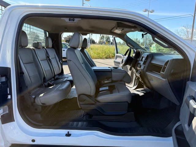 Ford F-350SD Vehicle Full-screen Gallery Image 26