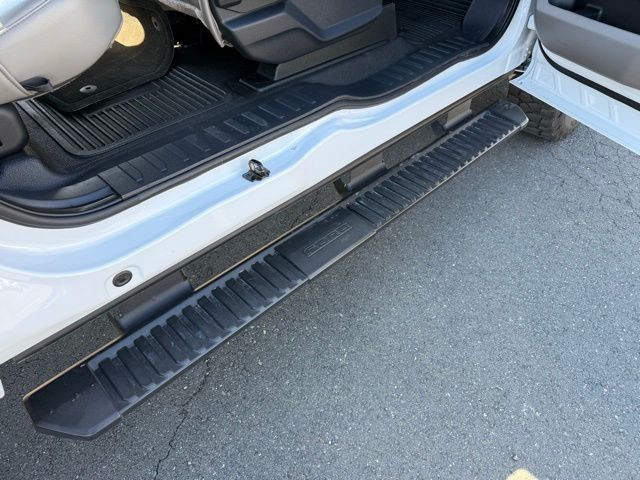 Ford F-350SD Vehicle Full-screen Gallery Image 27